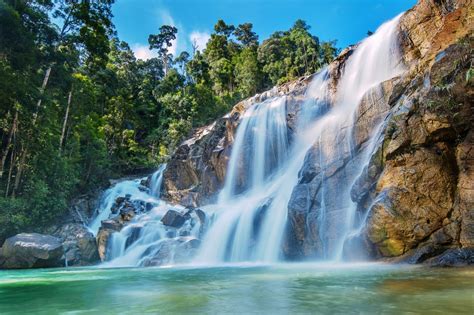  Quest for the Whispering Waterfall: A Malaysian Folk Tale Steeped in Mystery and Resilience!